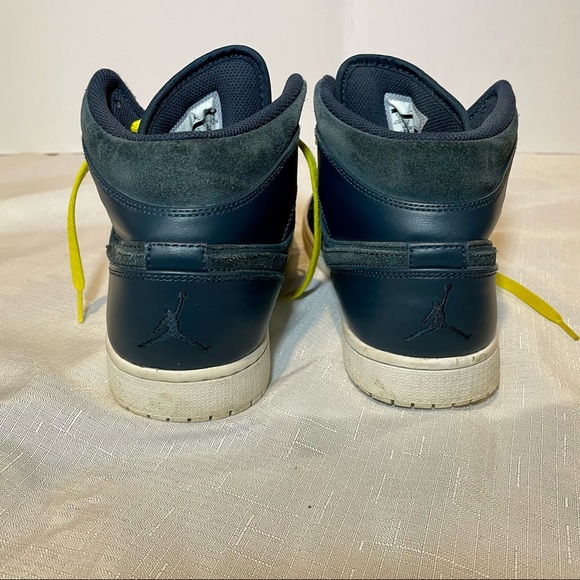 Men’s size 11 Jordan 1 mid in armory navy.  Good condition! - Picture 3 of 5